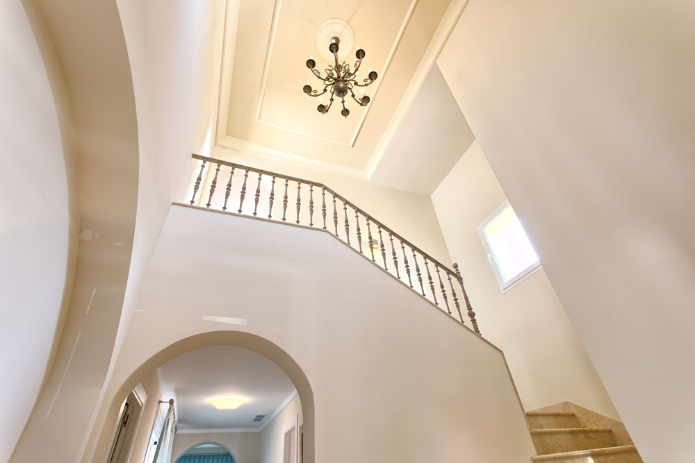 6 bedrooms, wifi, NETFLIX, bbq, heated pool, sauna. Steps walk to Puerto Banus.