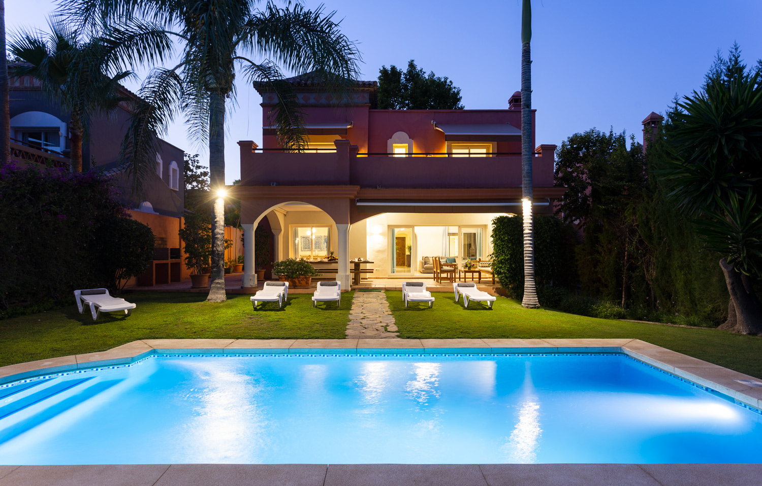 6 bedrooms, wifi, NETFLIX, bbq, heated pool, sauna. Steps walk to Puerto Banus.