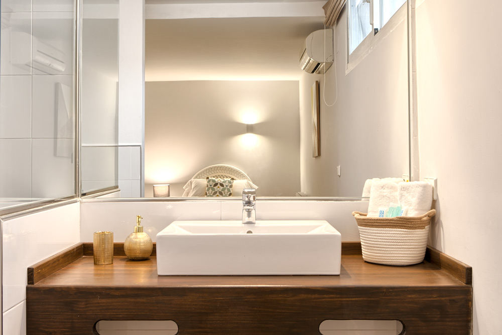 6 bedrooms, wifi, NETFLIX, bbq, heated pool, sauna. Steps walk to Puerto Banus.