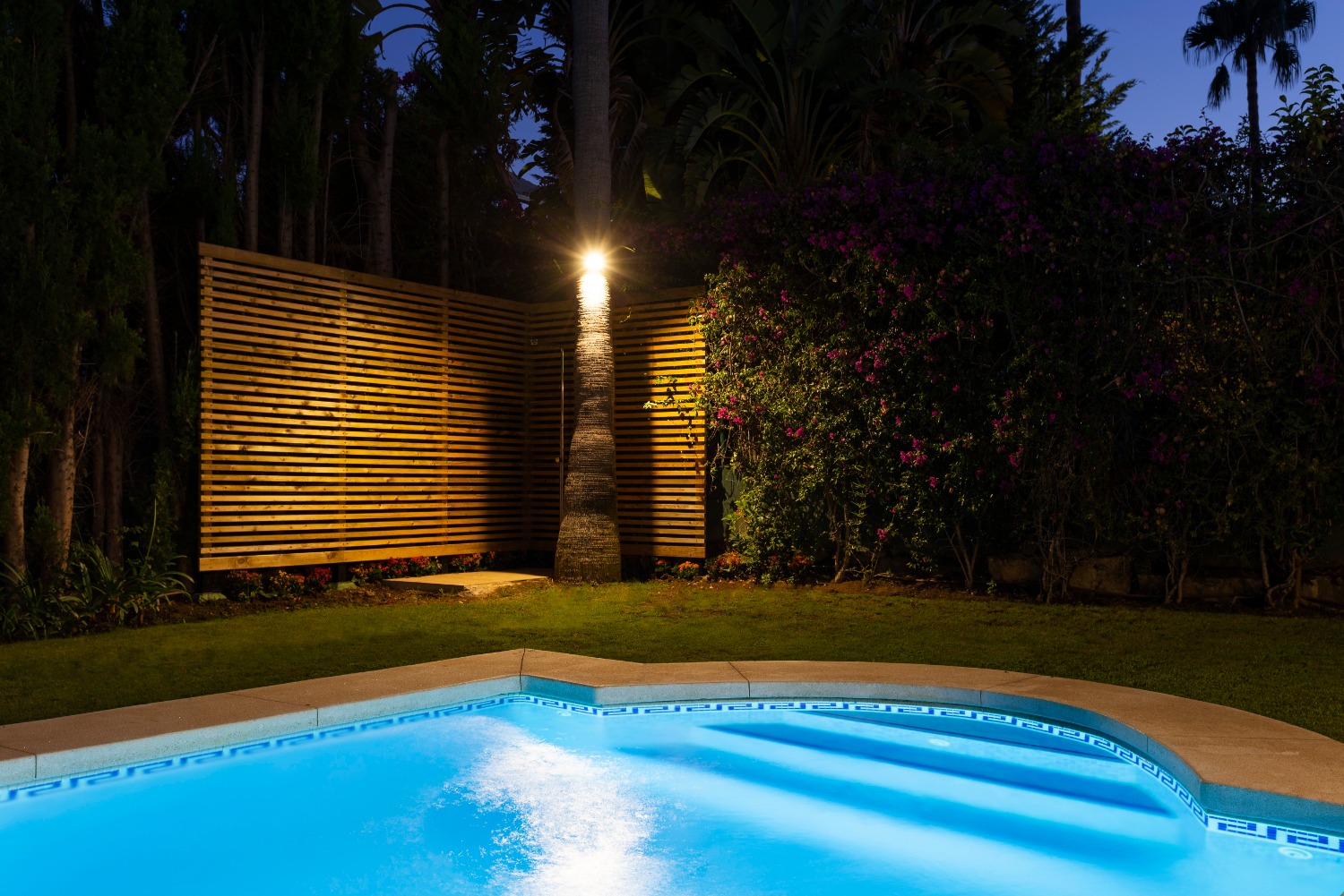 6 bedrooms, wifi, NETFLIX, bbq, heated pool, sauna. Steps walk to Puerto Banus.