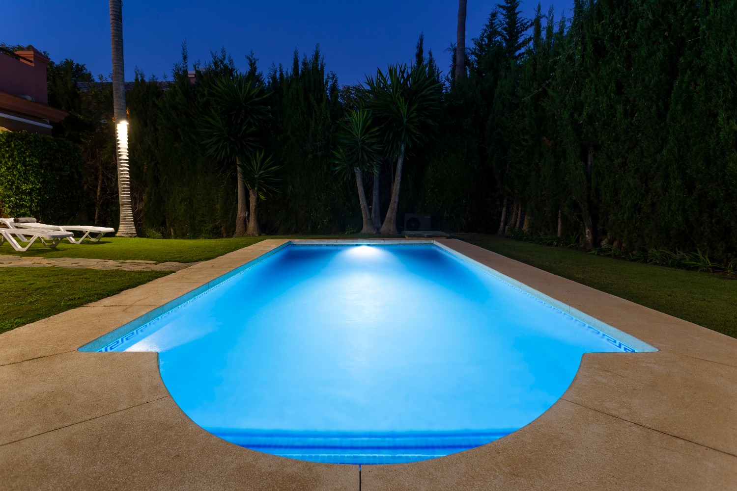 6 bedrooms, wifi, NETFLIX, bbq, heated pool, sauna. Steps walk to Puerto Banus.