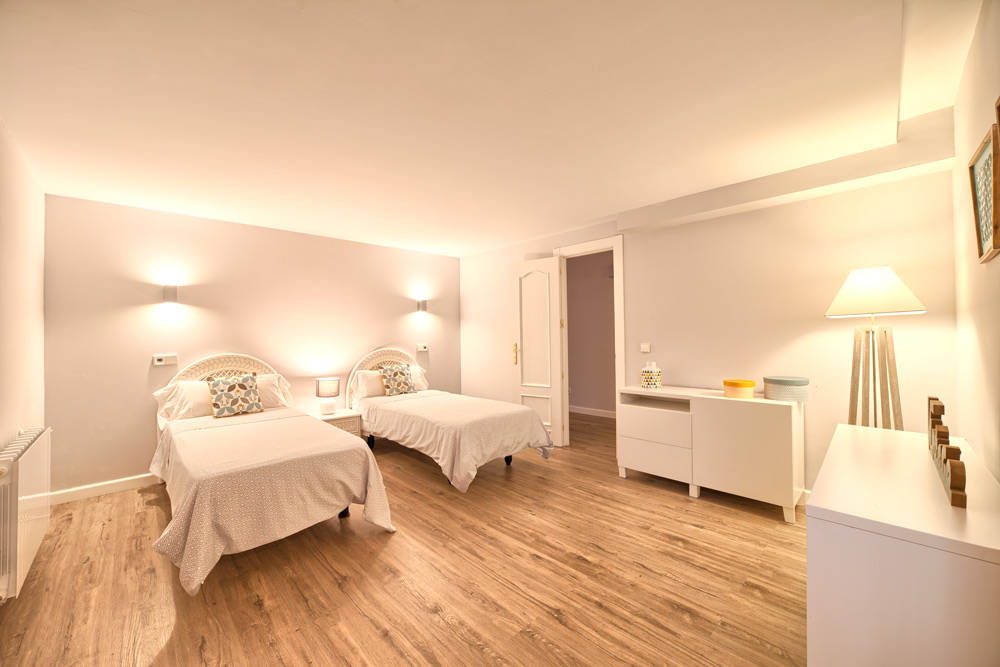 6 bedrooms, wifi, NETFLIX, bbq, heated pool, sauna. Steps walk to Puerto Banus.