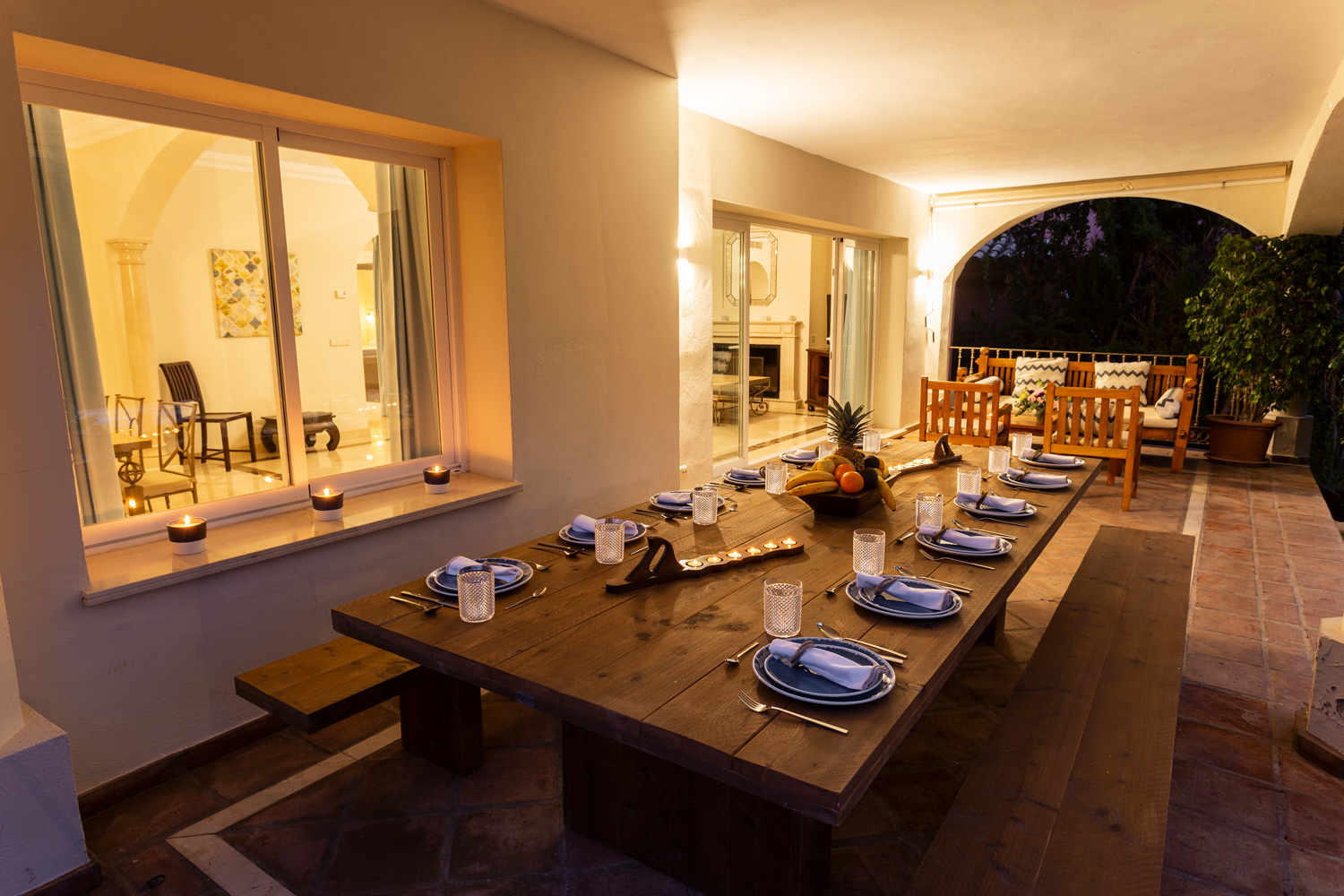 6 bedrooms, wifi, NETFLIX, bbq, heated pool, sauna. Steps walk to Puerto Banus.