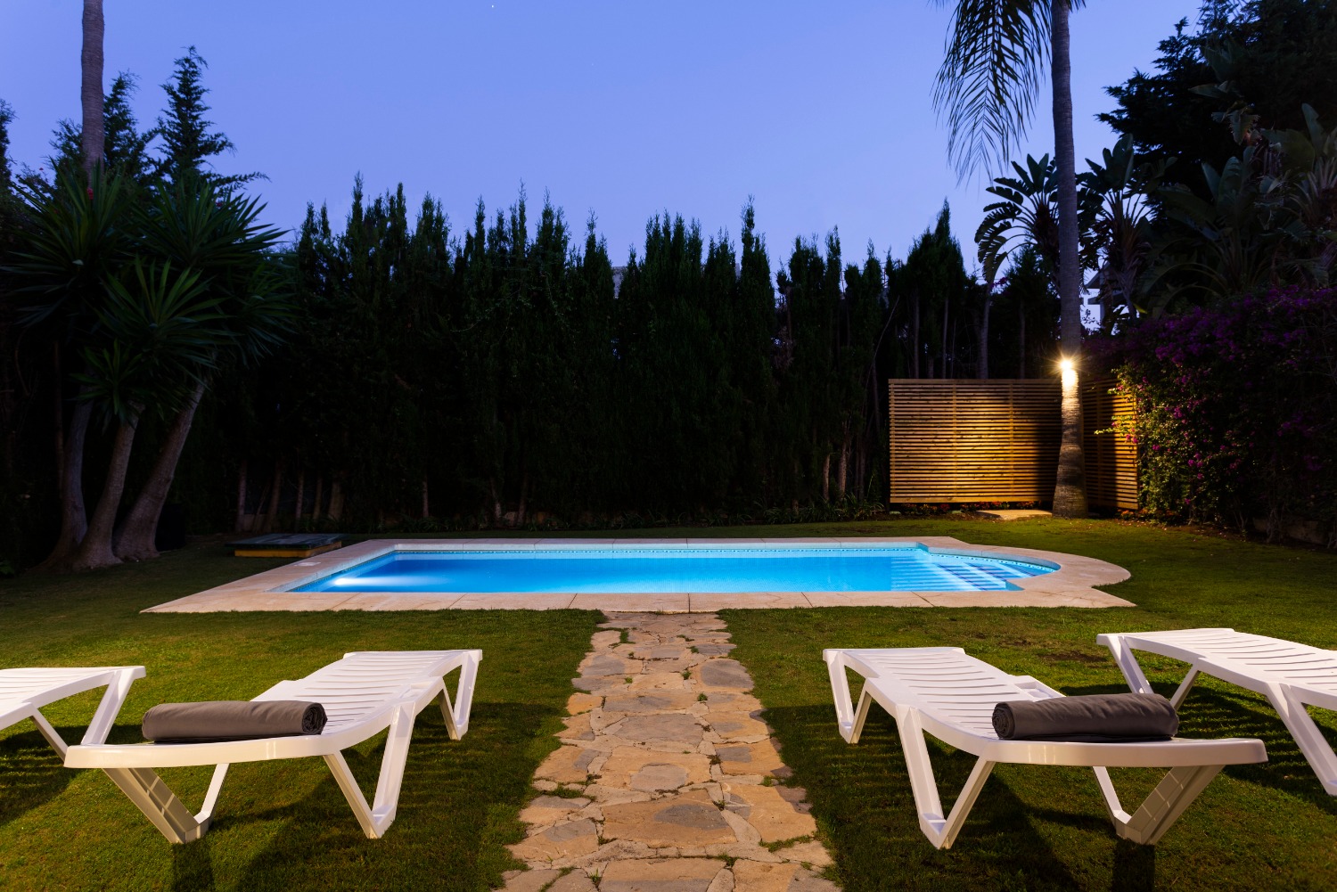 6 bedrooms, wifi, NETFLIX, bbq, heated pool, sauna. Steps walk to Puerto Banus.