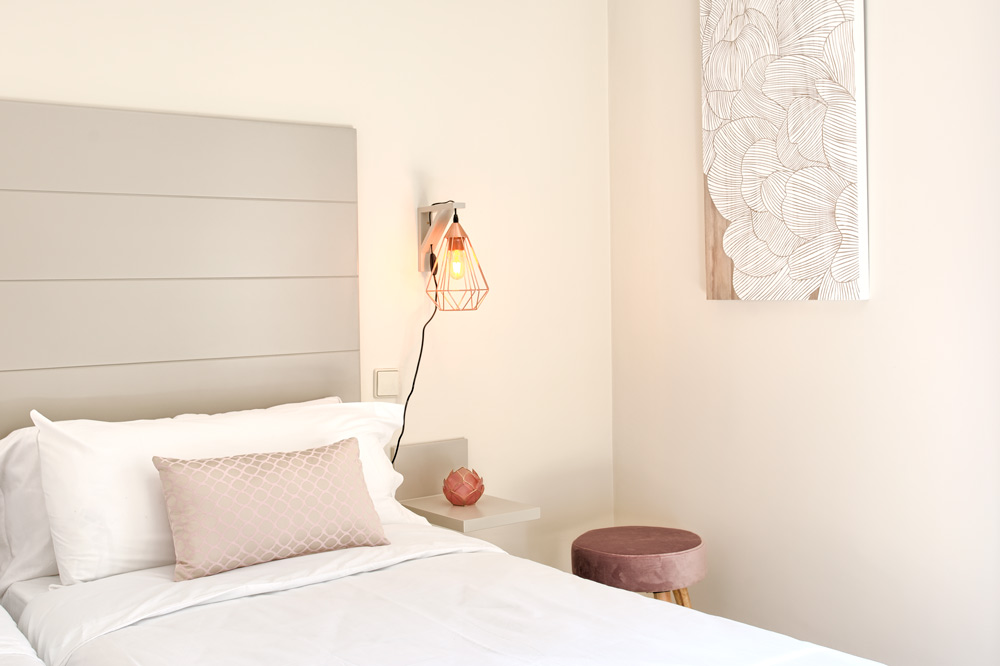 6 bedrooms, wifi, NETFLIX, bbq, heated pool, sauna. Steps walk to Puerto Banus.