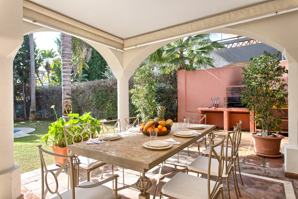 6 bedrooms, wifi, NETFLIX, bbq, heated pool, sauna. Steps walk to Puerto Banus.