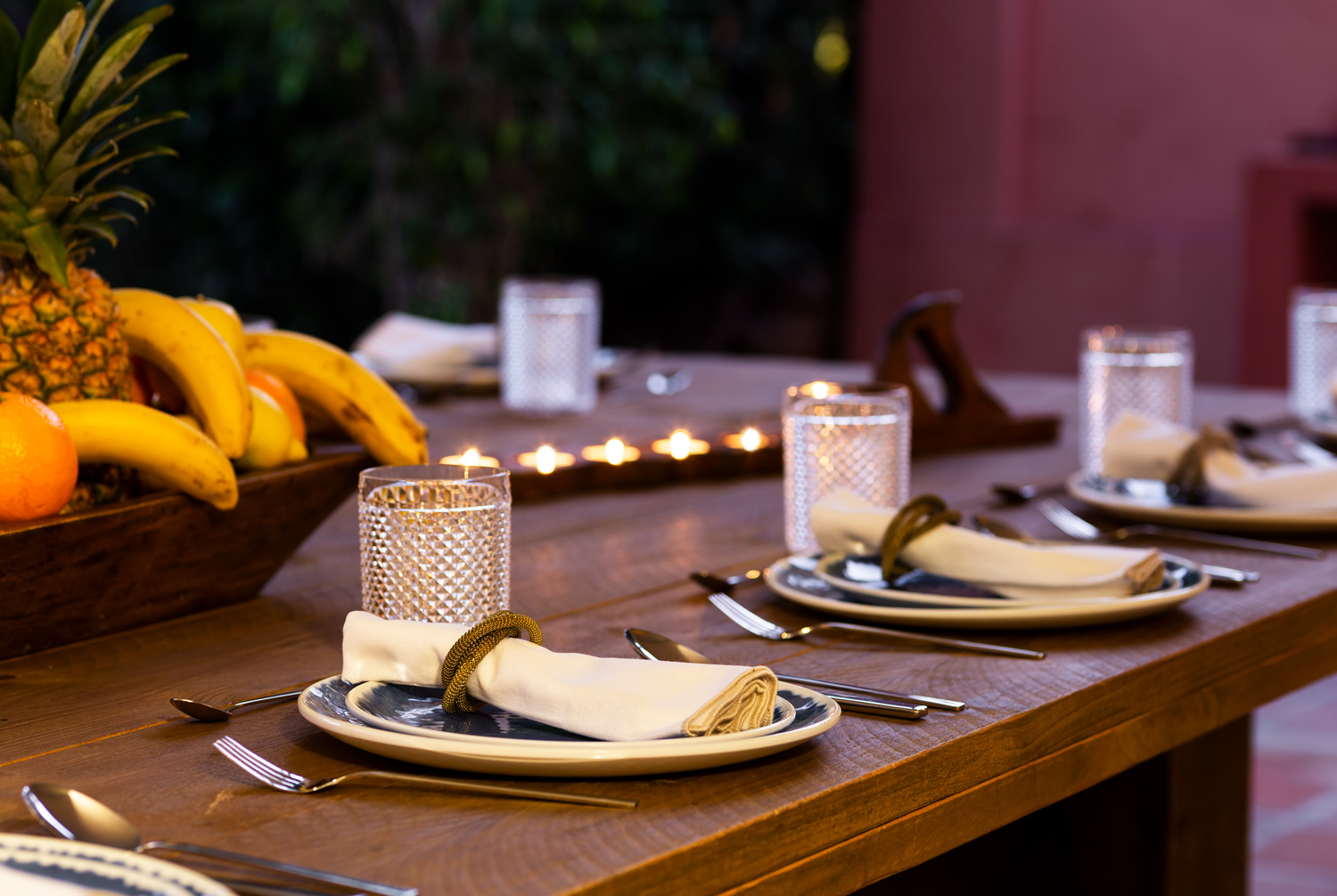 6 bedrooms, wifi, NETFLIX, bbq, heated pool, sauna. Steps walk to Puerto Banus.