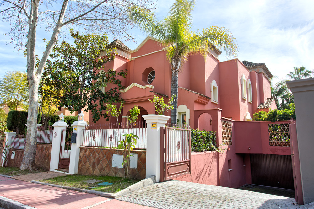 6 bedrooms, wifi, NETFLIX, bbq, heated pool, sauna. Steps walk to Puerto Banus.