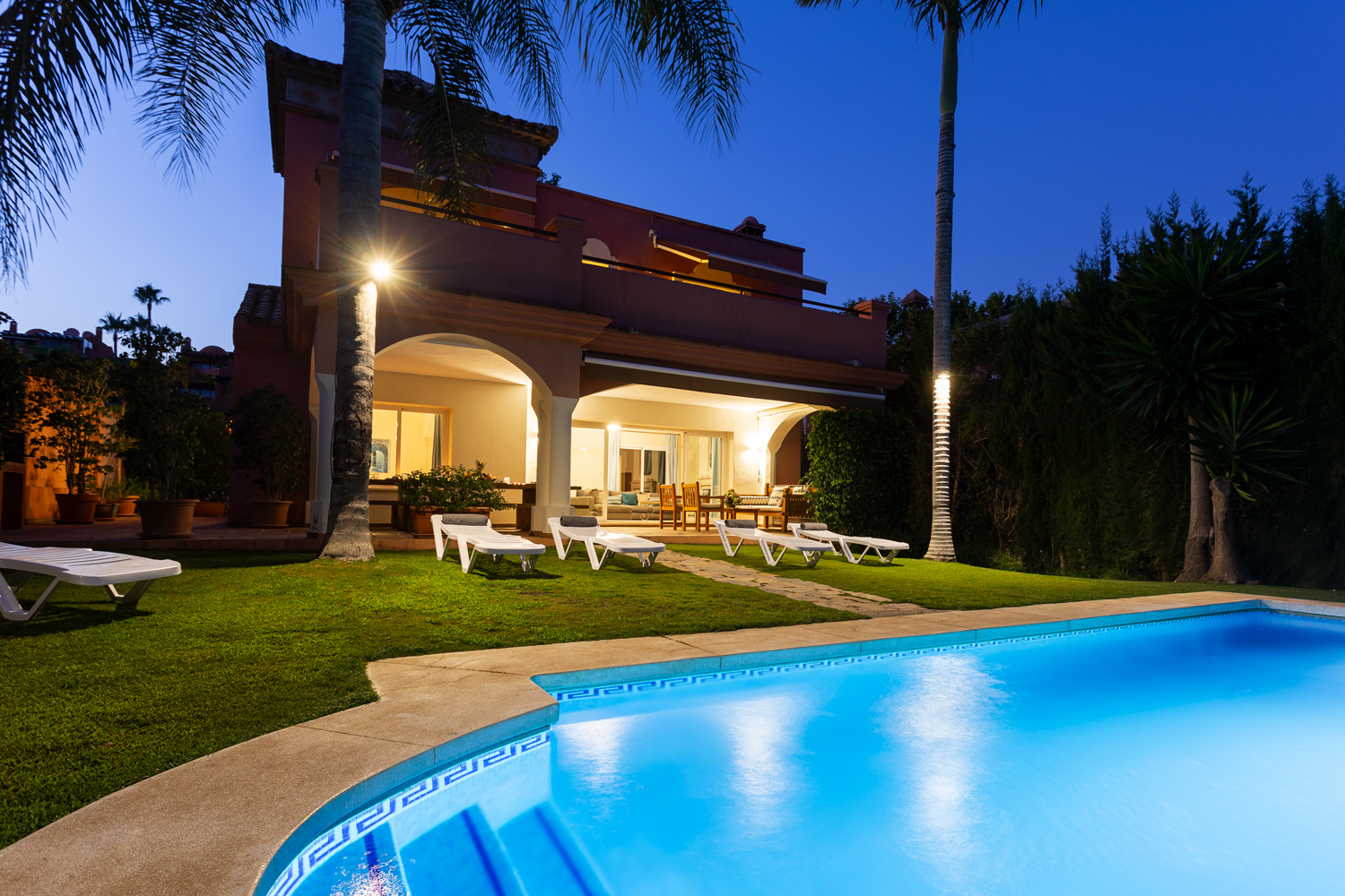 6 bedrooms, wifi, NETFLIX, bbq, heated pool, sauna. Steps walk to Puerto Banus.