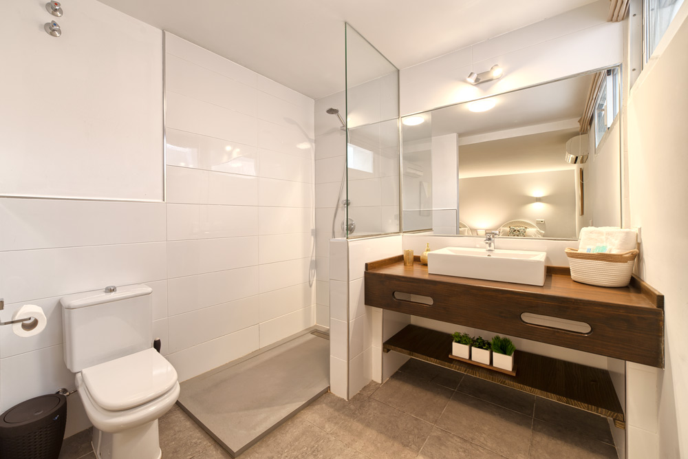 6 bedrooms, wifi, NETFLIX, bbq, heated pool, sauna. Steps walk to Puerto Banus.