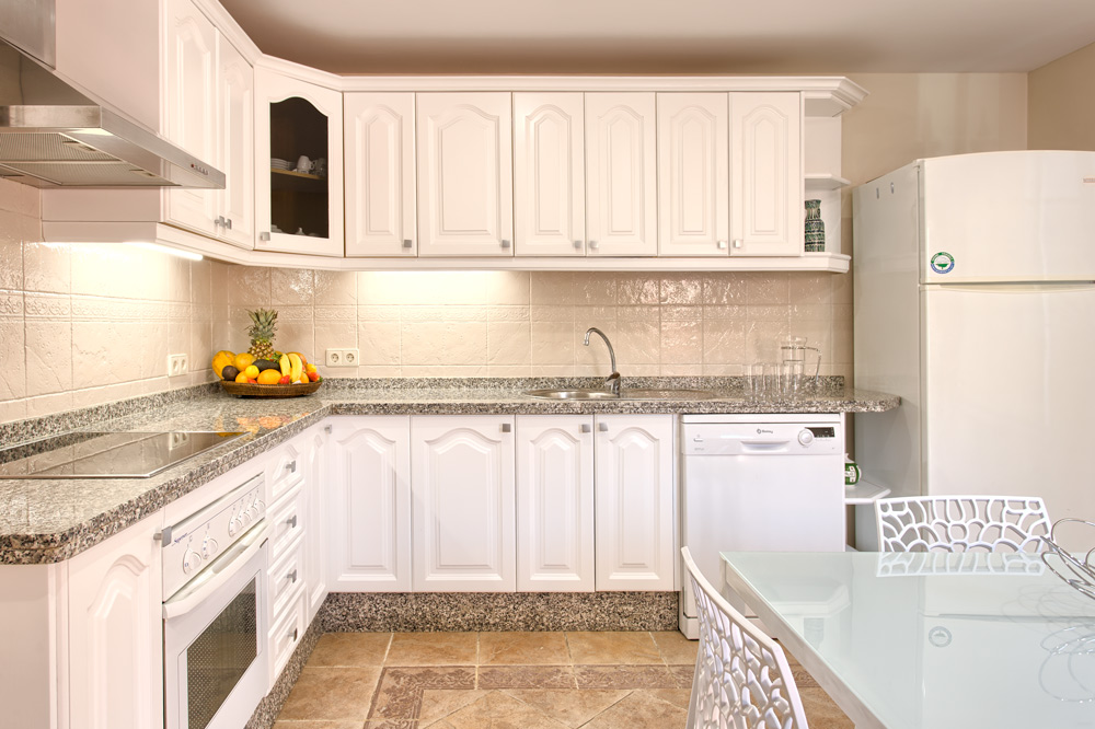 6 bedrooms, wifi, NETFLIX, bbq, heated pool, sauna. Steps walk to Puerto Banus.