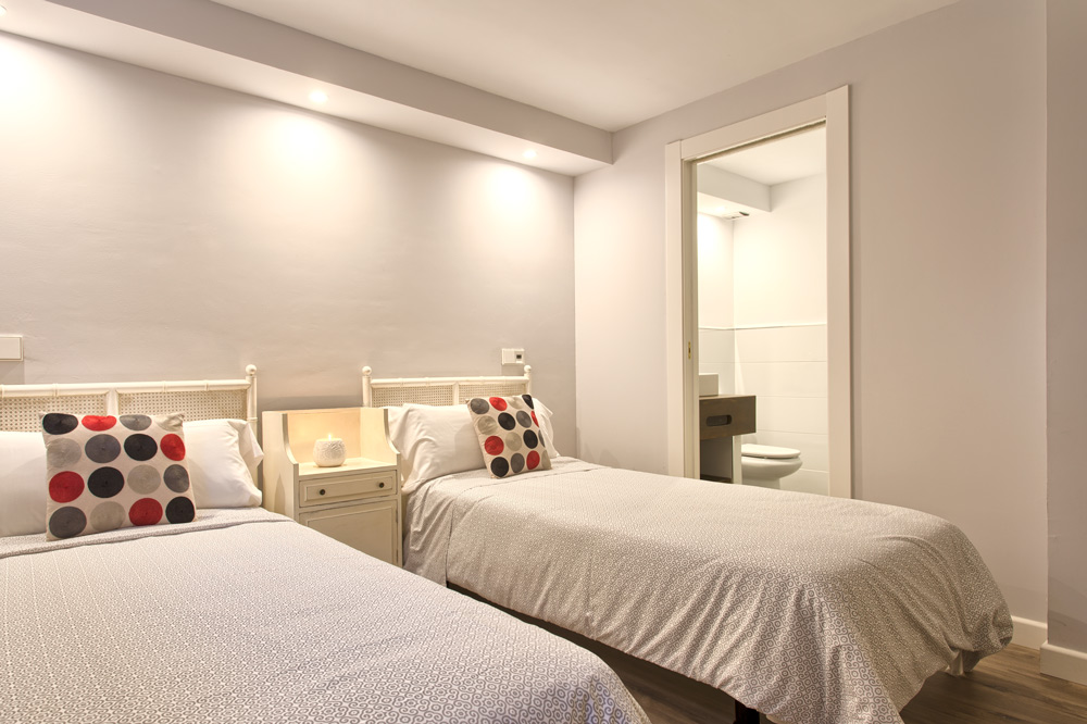 6 bedrooms, wifi, NETFLIX, bbq, heated pool, sauna. Steps walk to Puerto Banus.