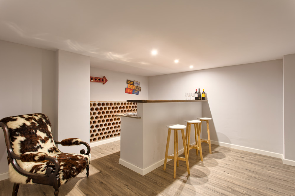 6 bedrooms, wifi, NETFLIX, bbq, heated pool, sauna. Steps walk to Puerto Banus.