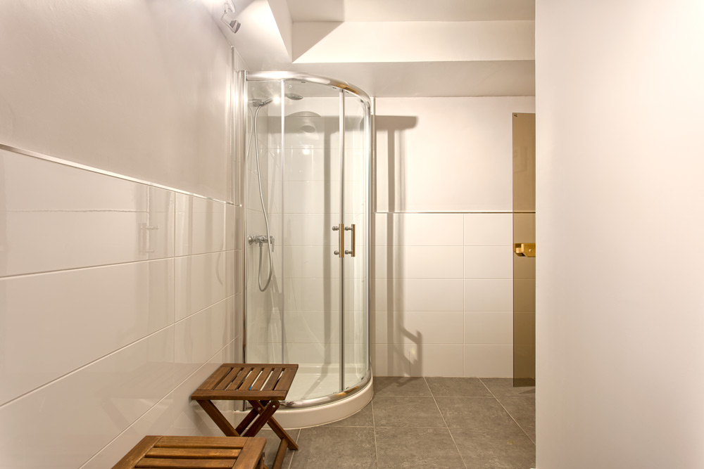 6 bedrooms, wifi, NETFLIX, bbq, heated pool, sauna. Steps walk to Puerto Banus.