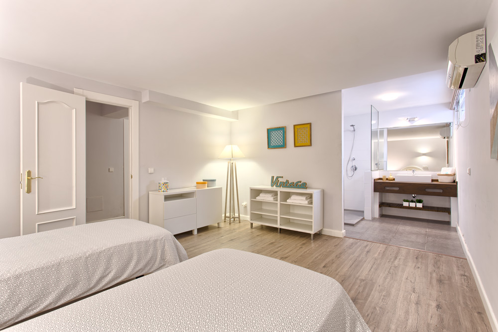 6 bedrooms, wifi, NETFLIX, bbq, heated pool, sauna. Steps walk to Puerto Banus.