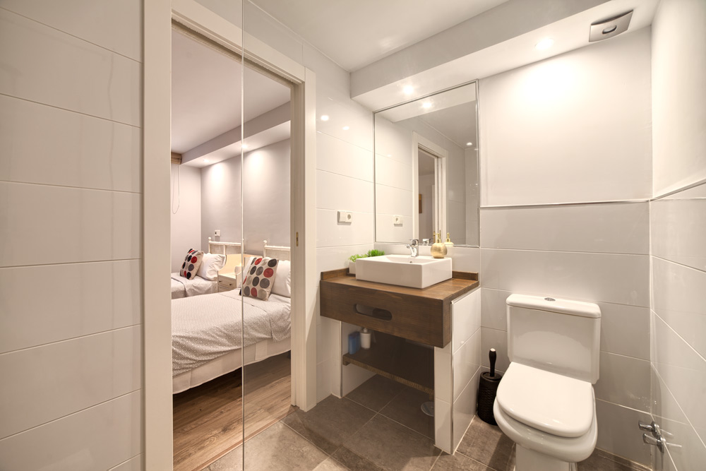 6 bedrooms, wifi, NETFLIX, bbq, heated pool, sauna. Steps walk to Puerto Banus.