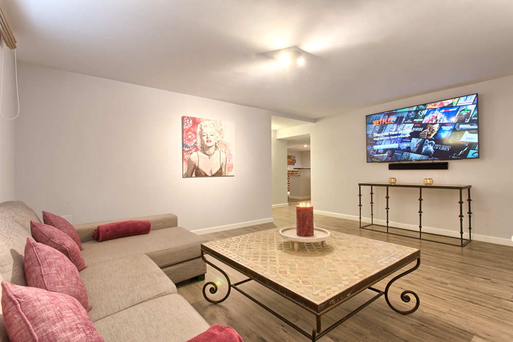 6 bedrooms, wifi, NETFLIX, bbq, heated pool, sauna. Steps walk to Puerto Banus.