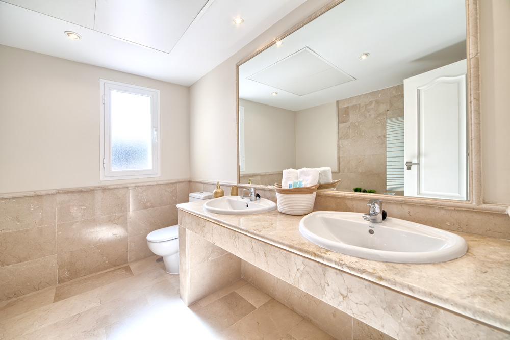 6 bedrooms, wifi, NETFLIX, bbq, heated pool, sauna. Steps walk to Puerto Banus.