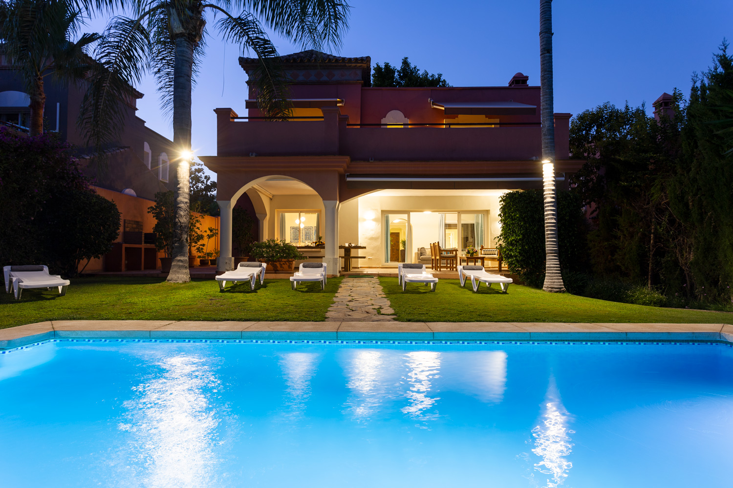 6 bedrooms, wifi, NETFLIX, bbq, heated pool, sauna. Steps walk to Puerto Banus.