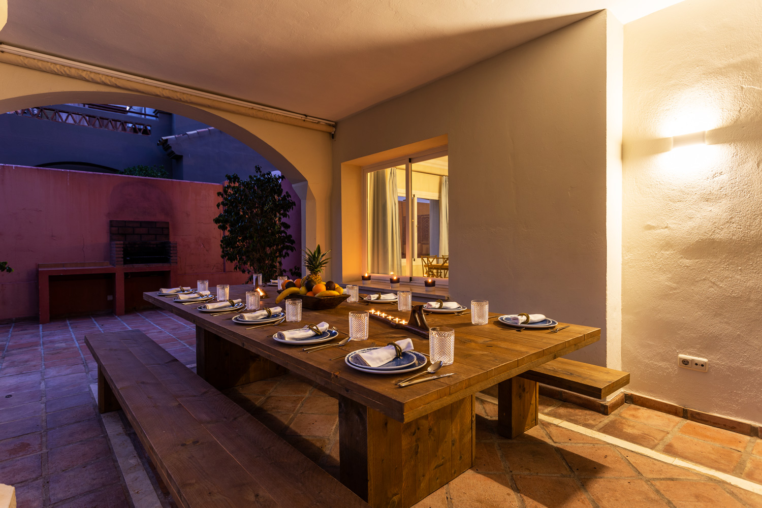 6 bedrooms, wifi, NETFLIX, bbq, heated pool, sauna. Steps walk to Puerto Banus.