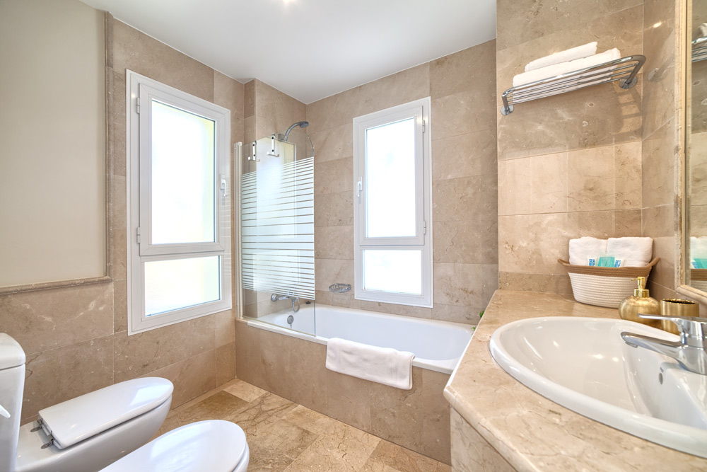 6 bedrooms, wifi, NETFLIX, bbq, heated pool, sauna. Steps walk to Puerto Banus.