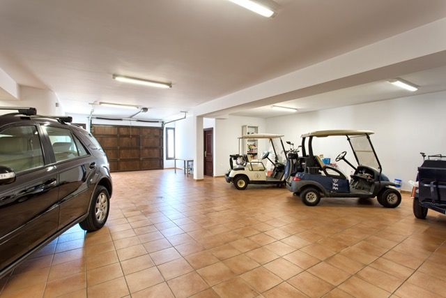 Идеальный дом для игроков в гольф, на большом участке площадью 3240 кв. м, с круглосуточной охраной. Бенахавис.