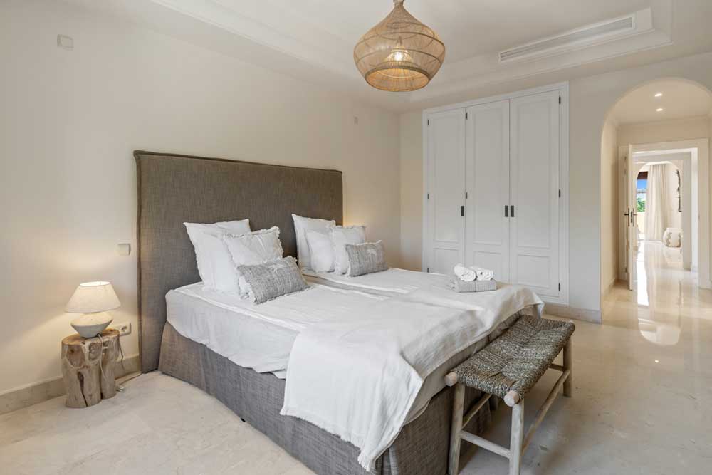 Stylishly decorated and ready to move in. Just a short walk away from Puerto Banus with a variety services and entertainment and sandy beaches.