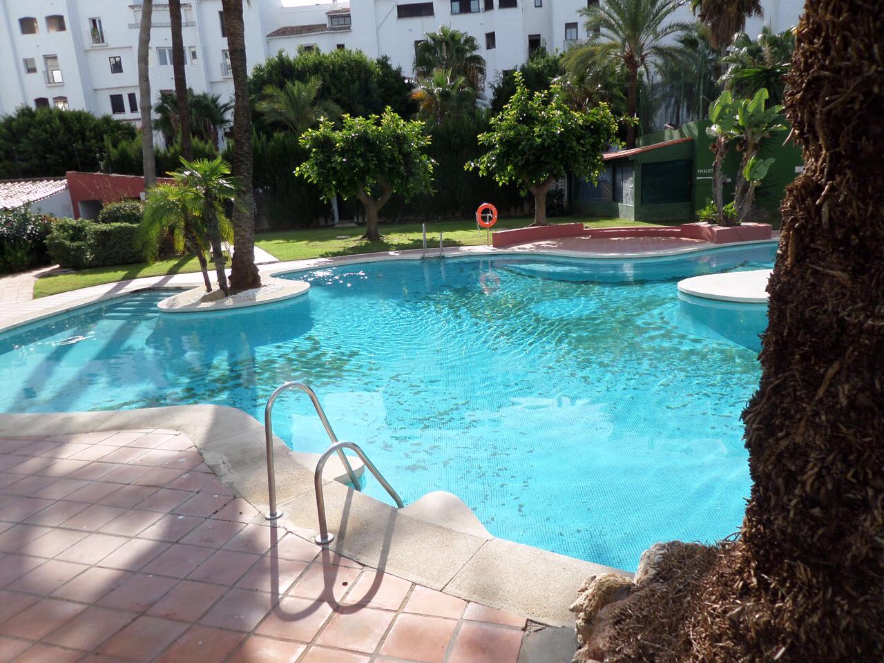 Appartement avec jardin privé. Location à long terme. Puerto Banús, Marbella.