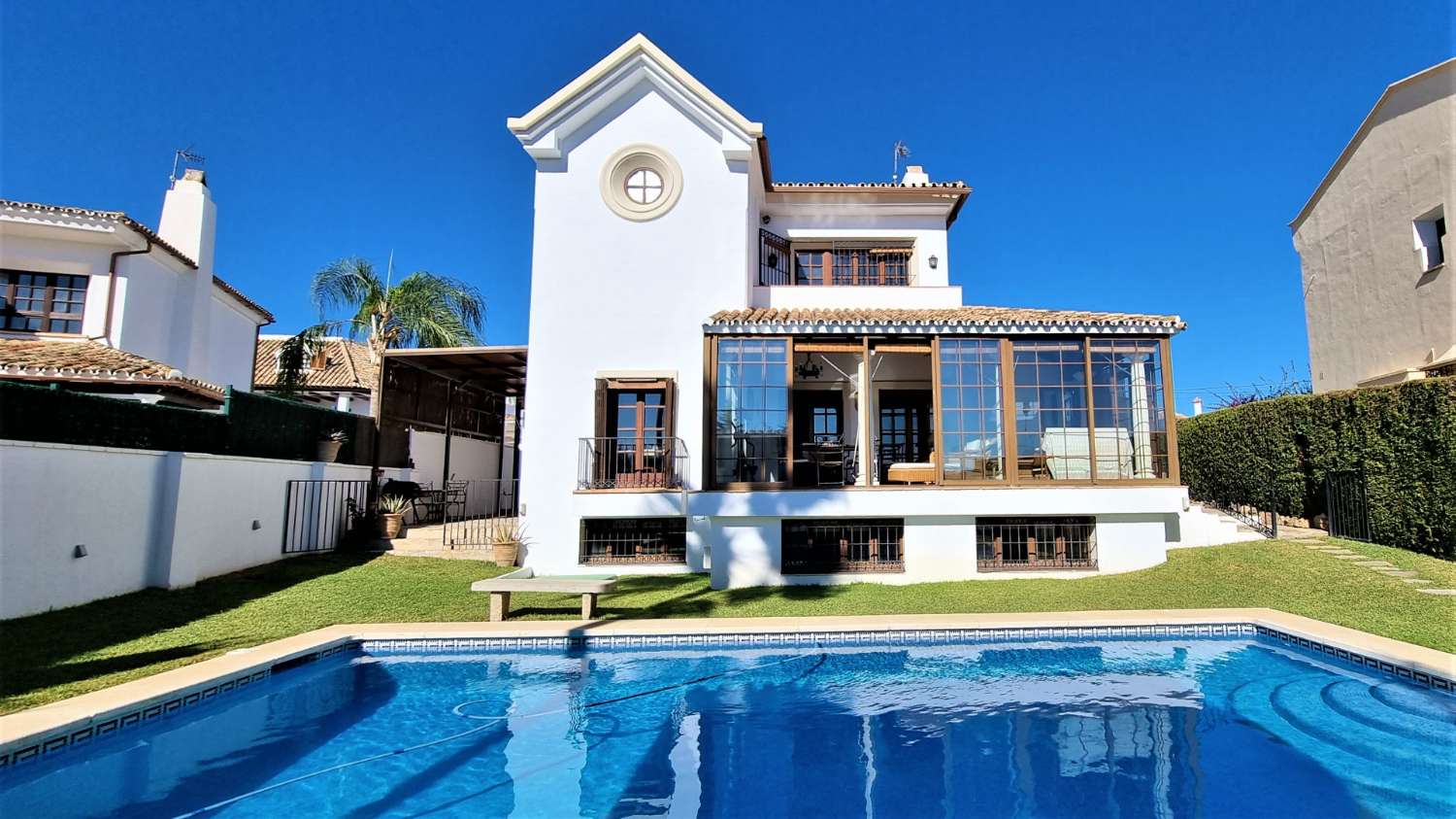 Zu Fuß zum Strand und allen Dienstleistungen. Haus mit privatem Pool in Marbella.