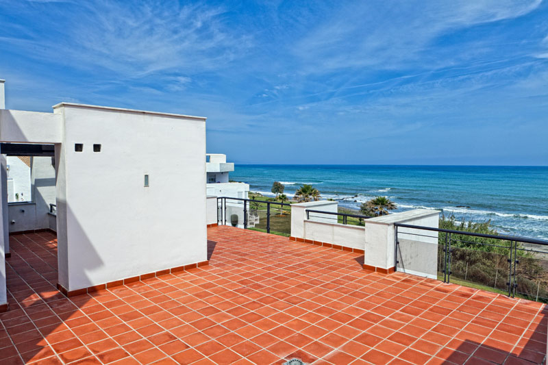 Espectaculares vistas en primera línea al mar con acceso privado a la playa! El apartamento de dos dormitorios comienza en 287.200 €
