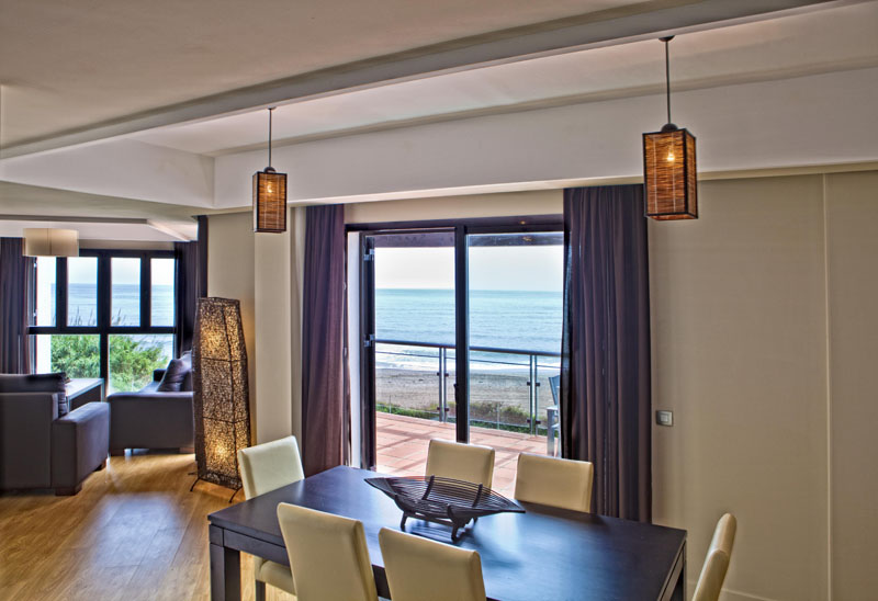 Spektakulär första linjens havsutsikt med privat tillgång till stranden! Lägenheten med två sovrum börjar på 287.200 €
