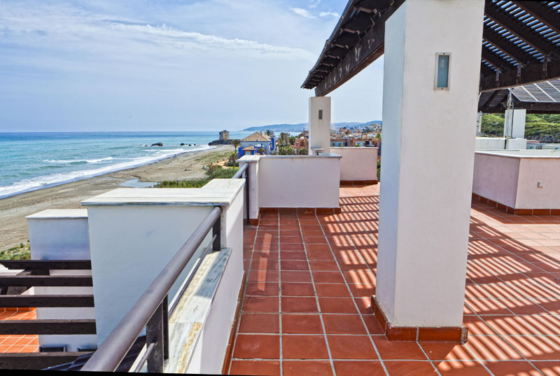 Spektakulär första linjens havsutsikt med privat tillgång till stranden! Lägenheten med två sovrum börjar på 287.200 €