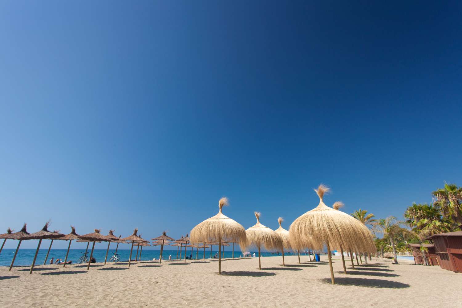 Myytävänä. Huoneistot, joissa on puutarha ja kattohuoneistot. Hinta alkaen 375.000€. Uusi kehitys Esteponassa.