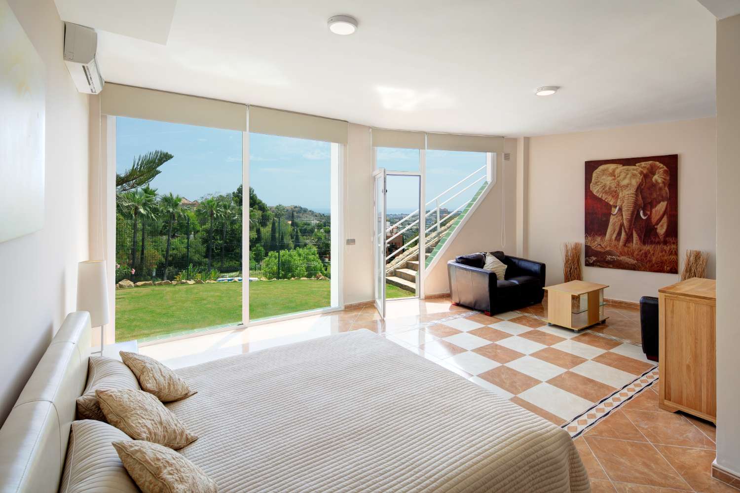 Villa til salg i La Quinta, Benahavis.  Fantastisk udsigt over La Concha, Middelhavet og Afrikas kyst.