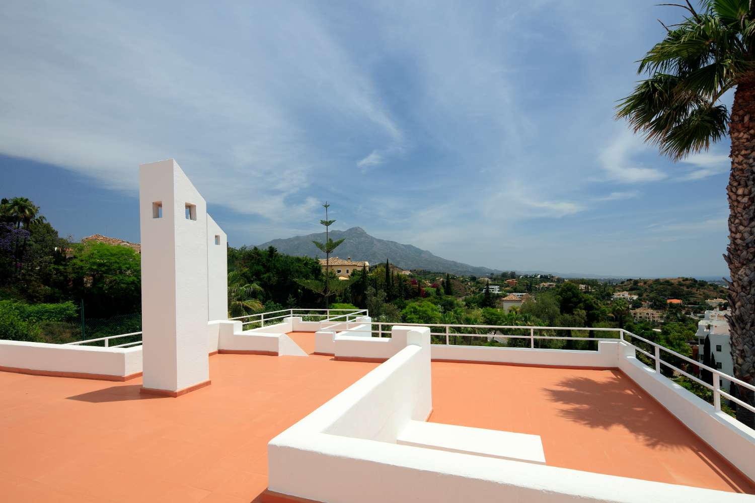Villa myytävänä läsnä La Quinta, Benahavis.  Upeat näkymät La Conchaan, Välimerelle ja Afrikan rannikolle.