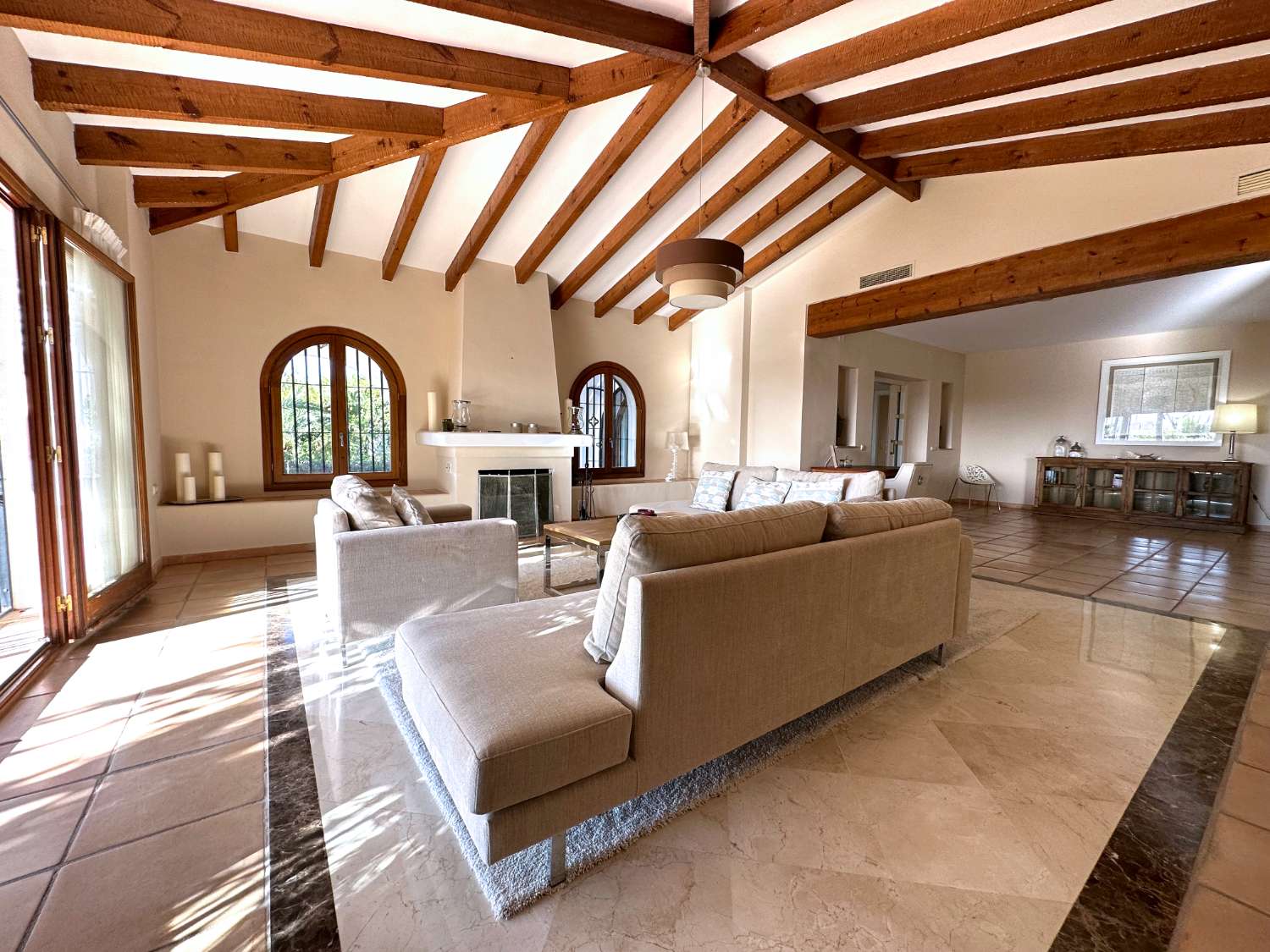 Till salu, villa med 6 sovrum i Sierra Blanca, Marbella.  Tomt 2 090 m².