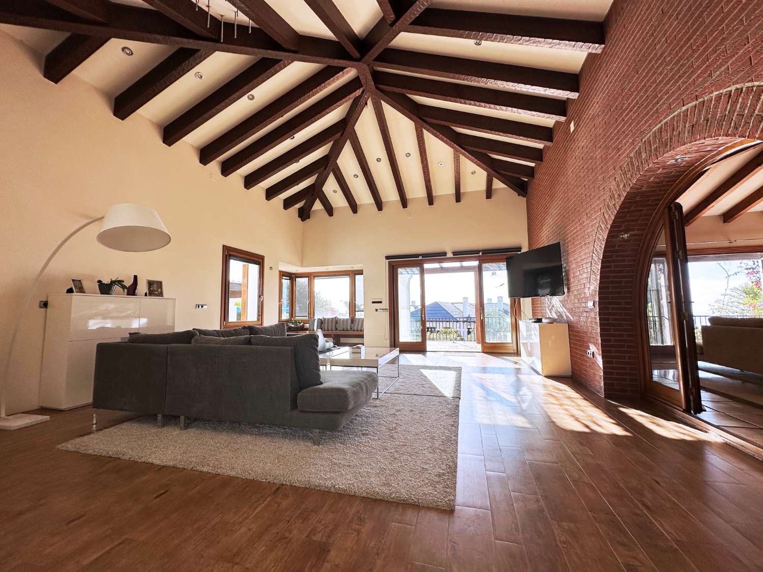 En venta, villa de 6 dormitorios en Sierra Blanca, Marbella.  Parcela 2.090 m².