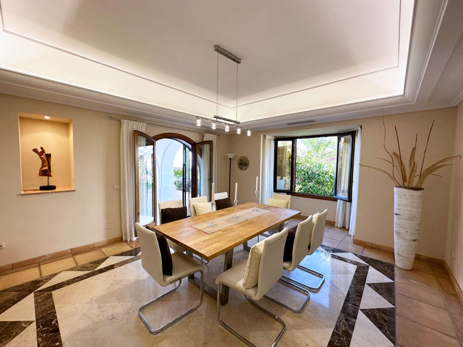For sale, 6 bedrooms villa in Sierra Blanca, Marbella.  Plot 2,090 m².