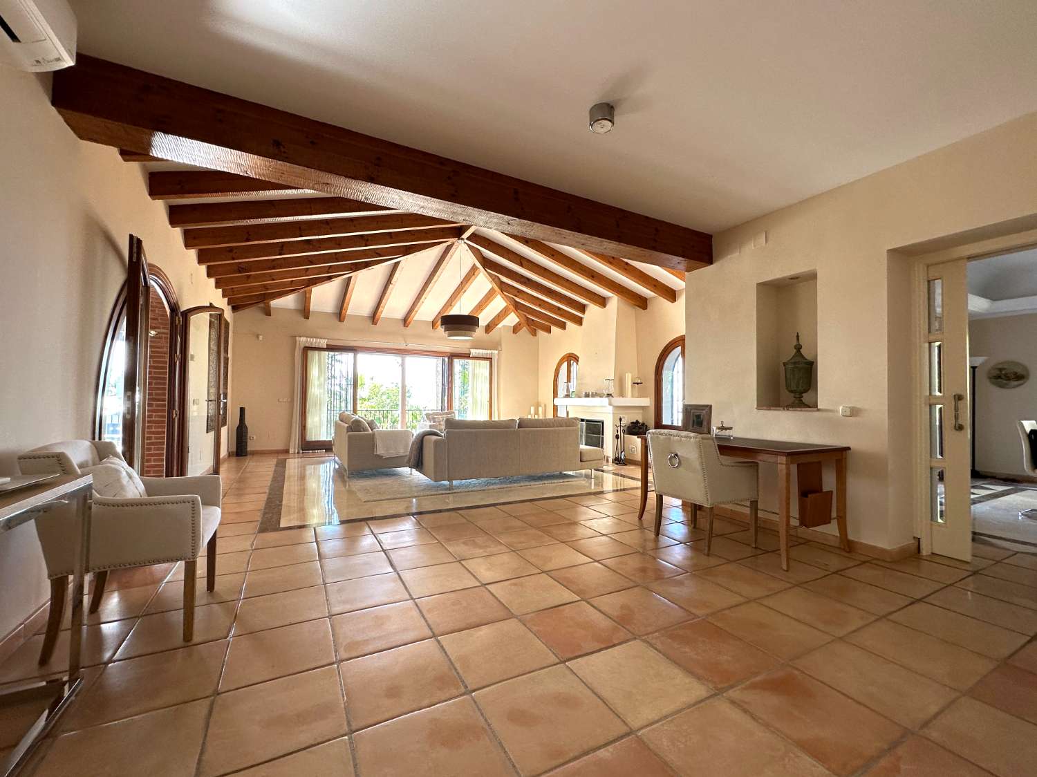 Til salg, 6 soveværelser villa i Sierra Blanca, Marbella.  Grund 2.090 m².
