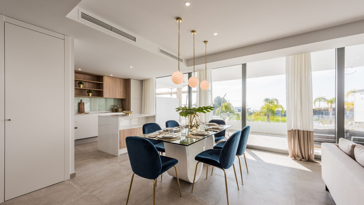 Na prodej, byt v New Golden Mile, Estepona. Moderní designový životní styl bydlení uvnitř i venku.