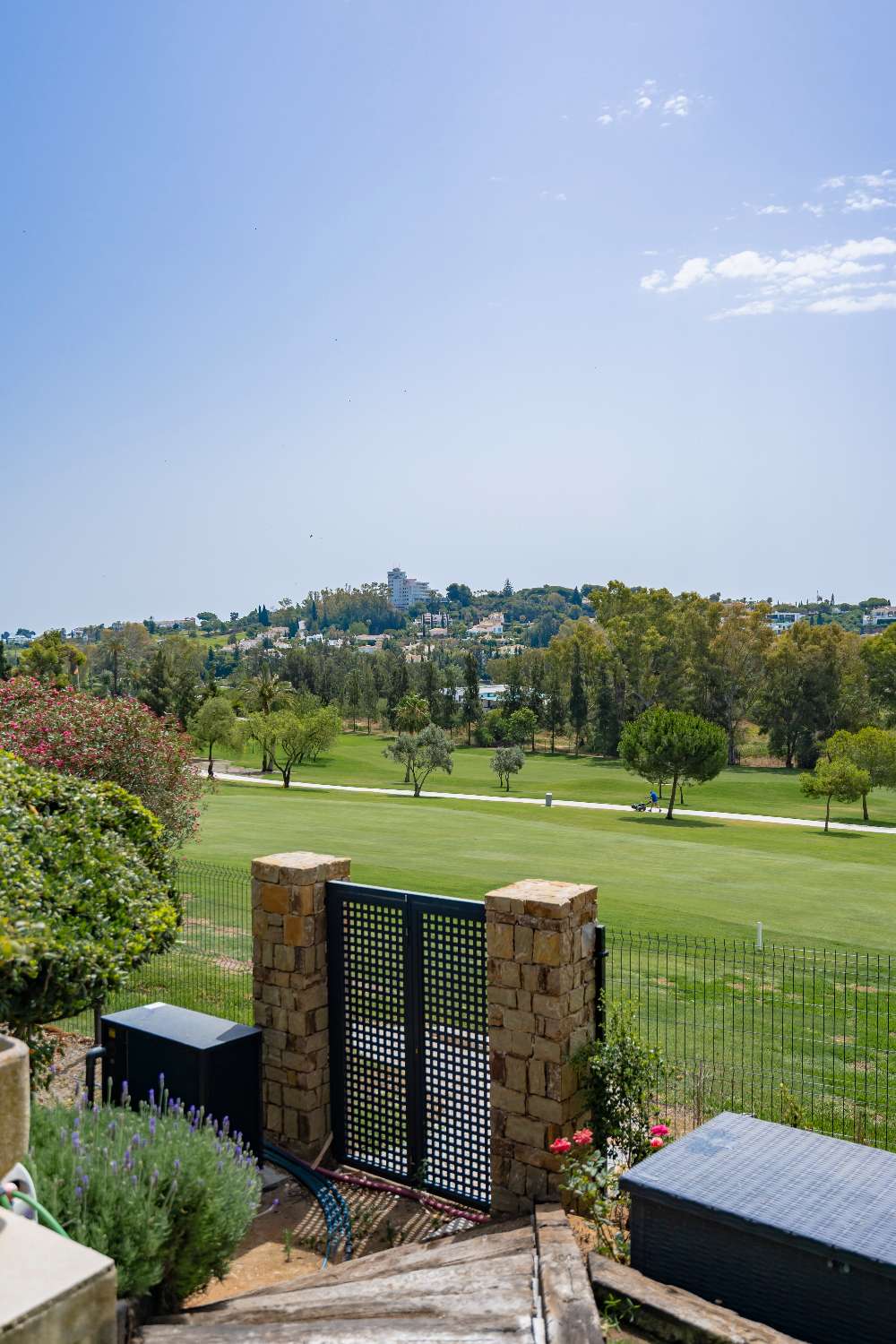 En venta, villa en el golf en Paraíso Alto, Benahavís. Con acceso al campo de golf.