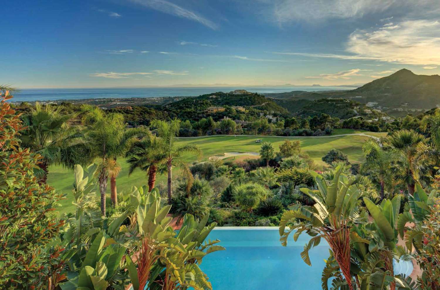 Zu verkaufen, Villa in La Zagaleta, Benahavis. Golfplatz in erster Meereslinie mit Panoramablick auf das Meer.
