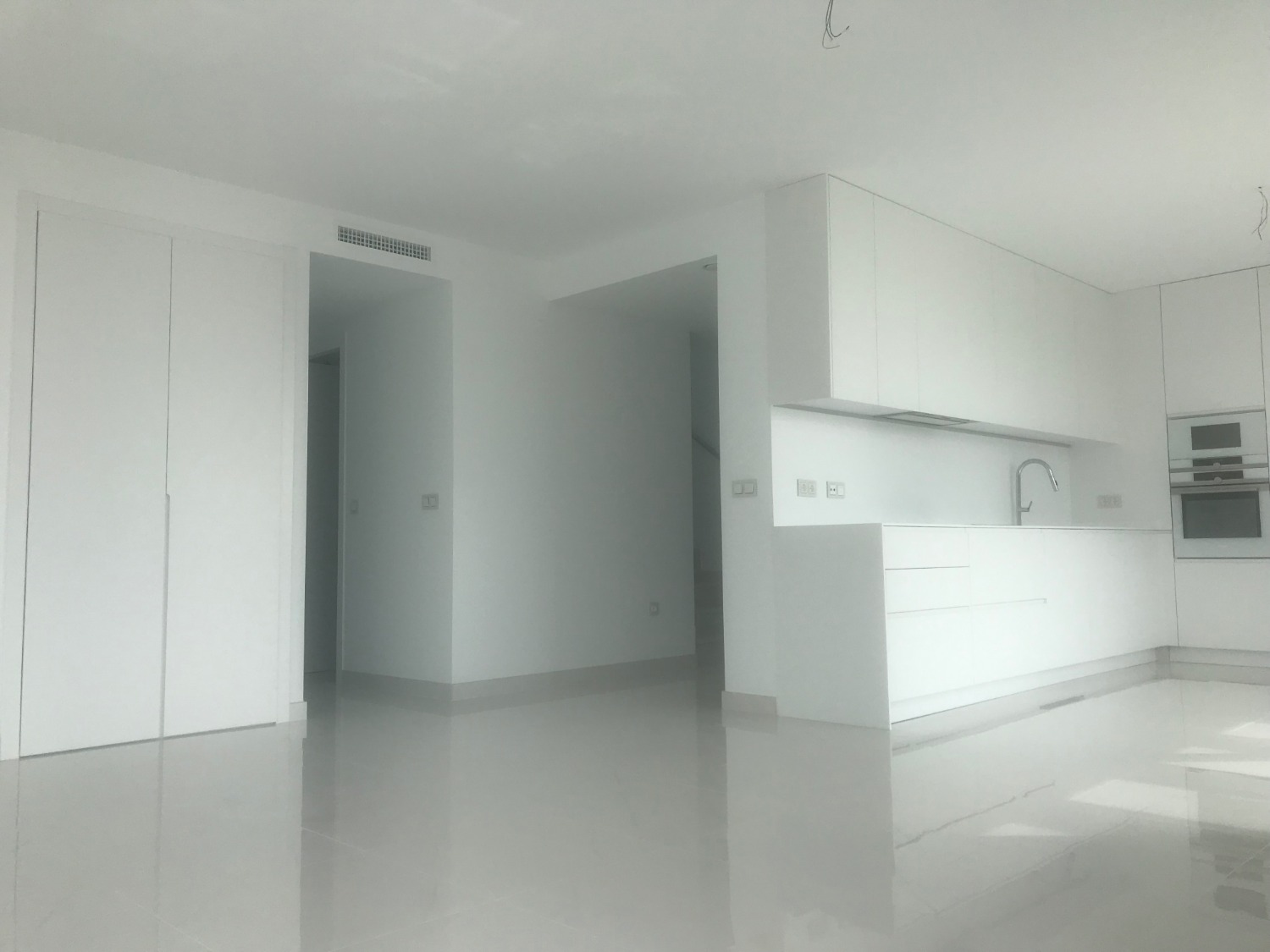 Penthouse with 3 bedrooms, 2 garages and storage 1