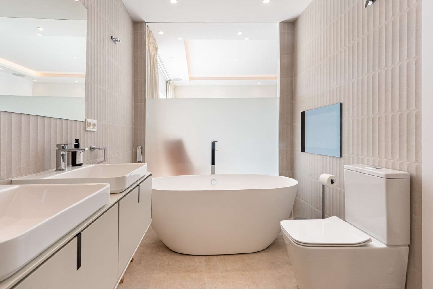 For sale, beautiful renovated semi-detached, sea views. In Aloha Gardens, Nueva Andalcia, Marbella.