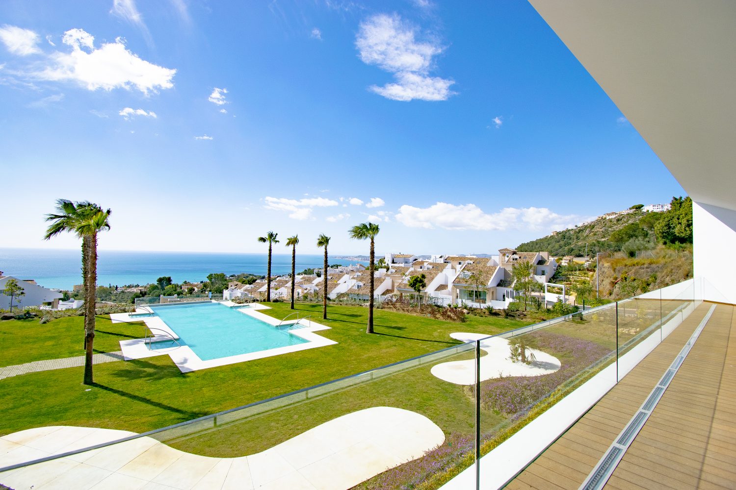 Všechny vily mají nádherný panoramatický výhled na Středozemní moře.