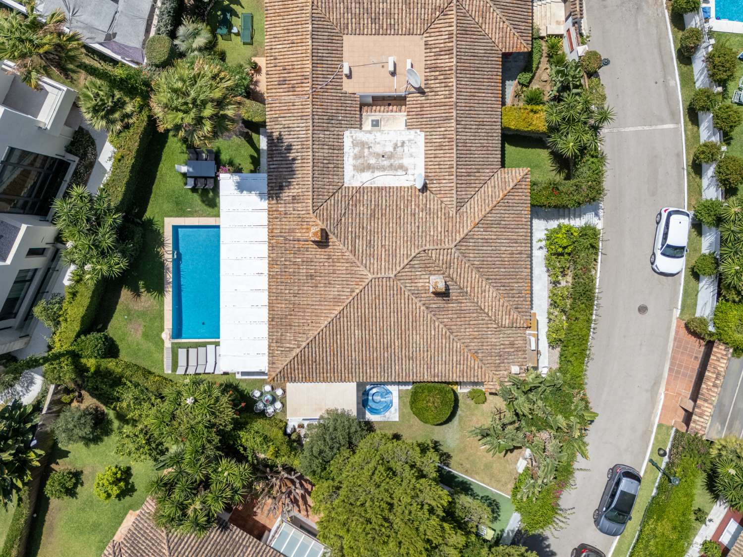 Villa for sale in Los Monteros, Marbella East, 100 meters from the beach.