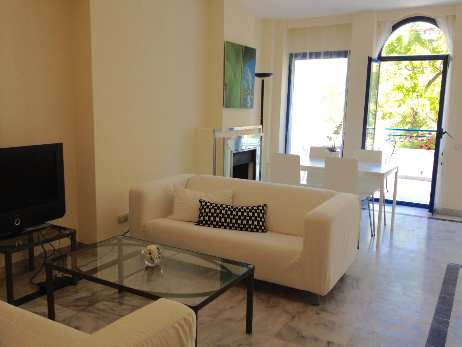 Rent. Duplex with 2 bedrooms. 1 minute walk from the beach. Marbella.