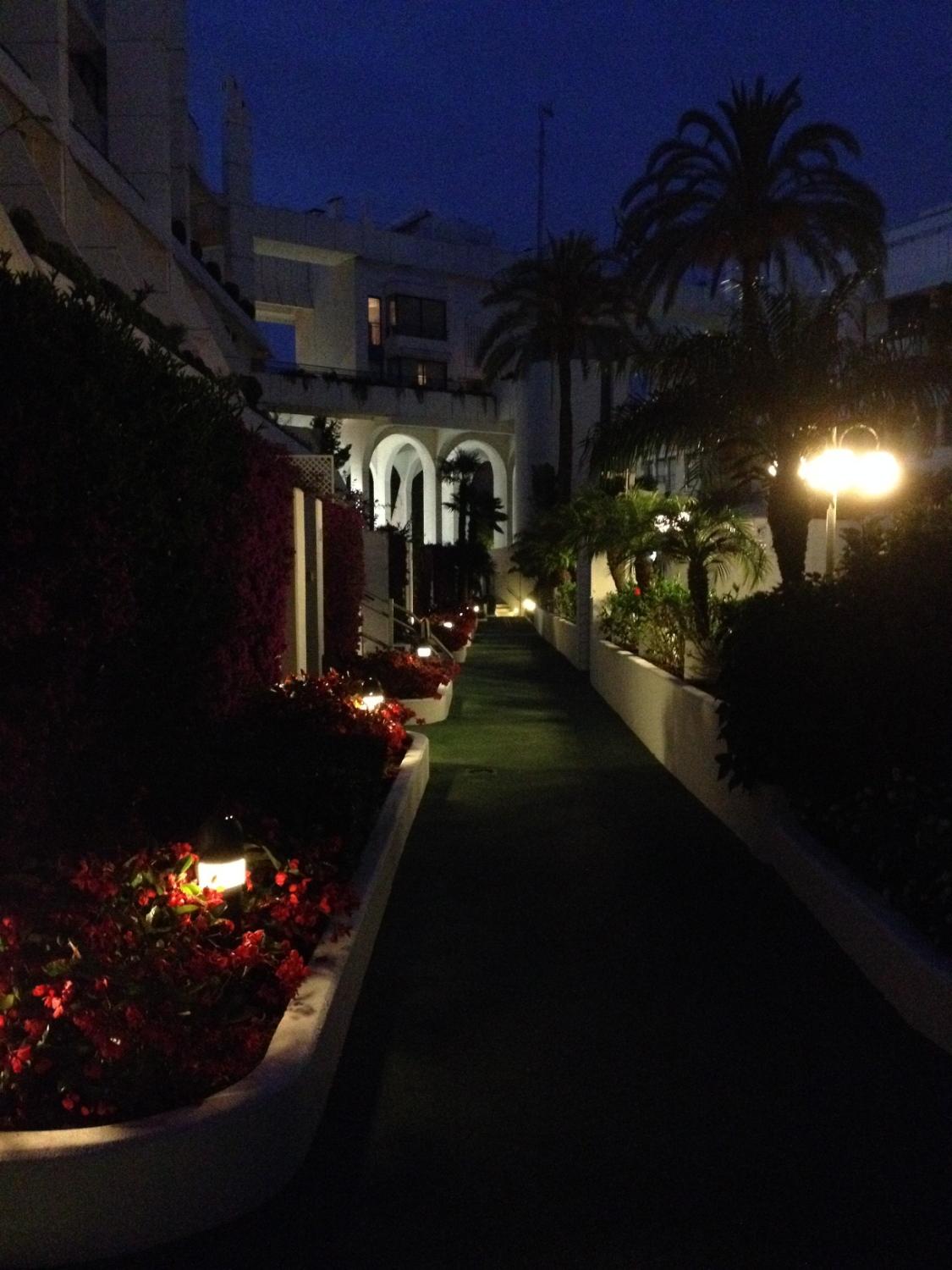 Hyra. Duplex med 2 sovrum. 1 minuts promenad från stranden. Marbella.