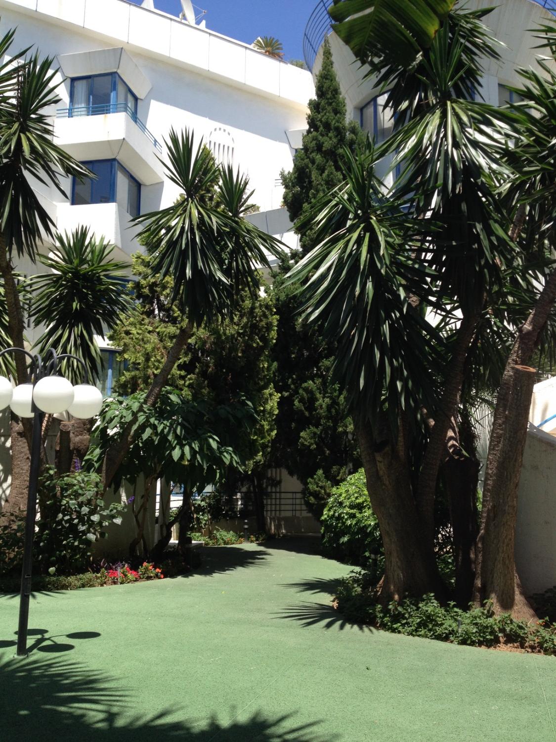 Vuokrata. Duplex, jossa on 2 makuuhuonetta. 1 minuutin kävelymatkan päässä rannalta. Marbella.