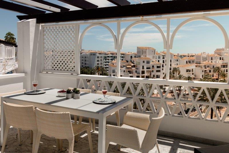 Stor penthouse med stor terrasse og vidunderlig udsigt over Puerto Banus og nogle udsigt over afstanden til havet.